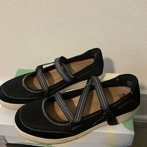 Shoes by Earth Origins. Size 8, Black